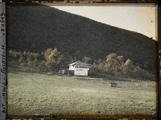RECORD DATE NOT STATED Surroundings of Sarajevo, Bosnia and Herzegovina A house on the slope with series of small windows , 1912 - Balkans, Italy - Jean Brunhes and Auguste LÃ on - (October 13 - 27) (French - ï»¿Environs de Sarajevo , Bosnie-HerzÃ govine Une maison sur le versant avec sÃ rie de petites fenÃªtres). Mont , Mountain, Rural Architecture, Housing, Habitat , Architecture, Bosnia, Sarajevo, a house on the slope with series of small windows Copyright: xpiemagsx AKahnlpie020223-6357 !ACHTUNG AUFNAHMEDATUM GESCHÄTZT!