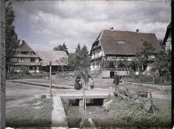 RECORD DATE NOT STATED Ballersdorf , Alsace , France Ballersdorf , 1917 - Alsace - Paul Castelnau (photographic section of the armies) - (June) (French - ï»¿Ballersdorf , Alsace , France Ballersdorf). Woman, child, rural life, watercourse, cart, home, agricultural equipment, forehead, hairy, man, half -timbered, Human beings, daily life, housing , architecture, First World War, Ballersdorf, Ballersdorf Copyright: xpiemagsx AKahnlpie020223-13470 !ACHTUNG AUFNAHMEDATUM GESCHÄTZT!