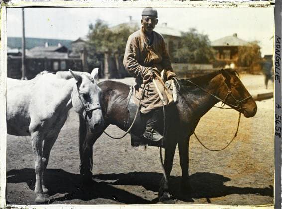 RECORD DATE NOT STATED TroÃ¯tskosavsk, TransbaÃ¯kalie A Buriet Cavalier (?) Helding a horse by the lanyard , 1913 - Mongolia - StÃ phane Passet - (July 6-25) (French - ï»¿TroÃ¯tskosavsk , TransbaÃ¯kalie Un cavalier bouriate ( ? ) tenant un cheval par la longe). Animal transport, horse, rider, real animal, costume, western type architecture, equidated, Transport, animal, clothing, housing , architecture, Chine , Kiakta , Type Mongol Copyright: xpiemagsx AKahnlpie020223-1617 !ACHTUNG AUFNAHMEDATUM GESCHÄTZT!