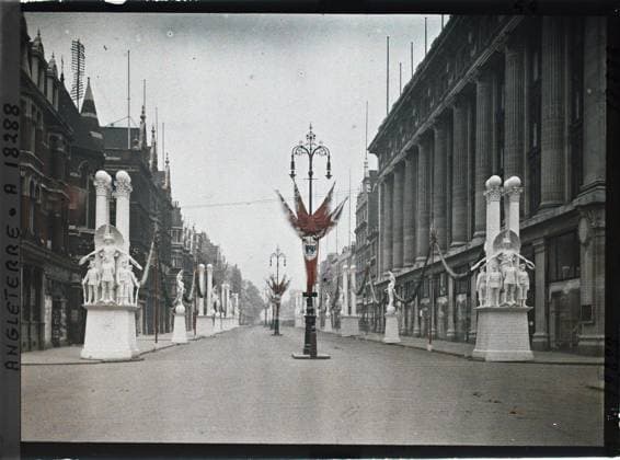 RECORD DATE NOT STATED London, England part of Oxford Street , 1919 - England - Fernand Cuville - (July 18-23) (French - ï»¿Londres , Angleterre Une partie d Oxford street). Floor , Reverbera, statue, sculpture, commemoration, street , neighborhood, flag, Art, First World War, Habitat , Architecture, England, London, Oxford Str. and the Selfridge department stores Copyright: xpiemagsx AKahnlpie020223-3239 !ACHTUNG AUFNAHMEDATUM GESCHÄTZT!