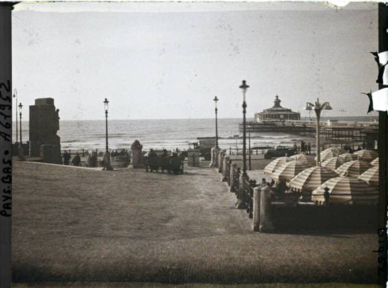 RECORD DATE NOT STATED Schevengue, The Hague, the Netherlands The Terrace of the CafÃ de la Plage, under the Kurhaus, which opens on boulevard or Strandweg, with the background, the thrown , 1929 - Netherlands - StÃ phane Passet - (August 17-31) (French - ï»¿Scheveningue , La Haye , Pays-Bas La terrasse du CafÃ de la Plage , sous le Kurhaus , qui ouvre sur Le Boulevard ou Strandweg , avec Ã l arriere-plan , la jetÃ e promenade). Floor , Reverbera, sea , ocean, worldly entertainment, umbrella , umbrella , parasol, civil engineering, commercial architecture, catering , hotel industry, Entertainment, Habitat , Architecture, Economic Activity, Holland, schevenngue, the pier - Promenade Copyright: xpiemagsx AKahnlpie020223-17752 !ACHTUNG AUFNAHMEDATUM GESCHÄTZT!