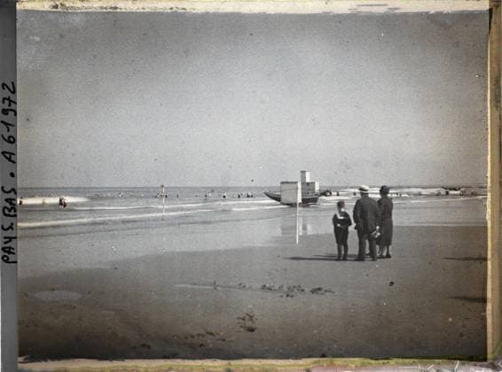 RECORD DATE NOT STATED Scheveningue, The Hague, Netherlands , 1929 - Netherlands - StÃ phane Passet - (August 17-31) (French - ï»¿Scheveningue , La Haye , Pays-Bas). Sea , ocean, woman, worldly entertainment, child, family, man, Human beings, entertainment, Hollande, Scheveningue, La Plage Copyright: xpiemagsx AKahnlpie020223-17770 !ACHTUNG AUFNAHMEDATUM GESCHÄTZT!