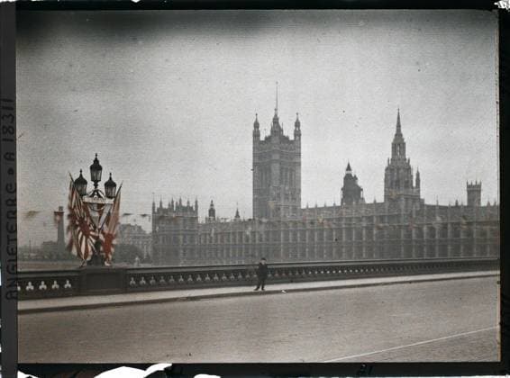 RECORD DATE NOT STATED London, England The British Parliament seen from the Westminster bridge , 1919 - England - Fernand Cuville - (July 18-23) (French - ï»¿Londres , Angleterre Le parlement britannique vue depuis le pont de Westminster). Floor , Reverber, Costume, Civil Engineering, Bell tower, child, commemorative inscription, commemoration, flag, bridge, Clothing, housing , architecture, human beings, inscription , information, First World War, England, London, the Parliament seen from the Westminster bridge Copyright: xpiemagsx AKahnlpie020223-6181 !ACHTUNG AUFNAHMEDATUM GESCHÄTZT!