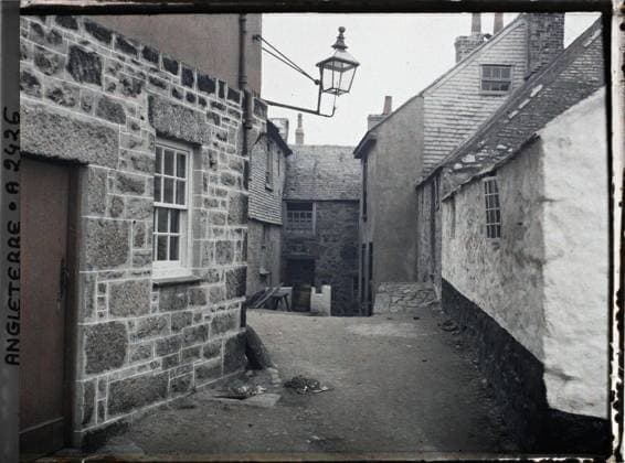 RECORD DATE NOT STATED St Ives, Cornwall, England a street , 1913 - England - Auguste LÃ on - (August 28 - September 3) (French - ï»¿St Ives , Cornouailles , Angleterre Une rue). Rue , Quarter, Habitat , Architecture, England Copyright: xpiemagsx AKahnlpie020223-3101 !ACHTUNG AUFNAHMEDATUM GESCHÄTZT!