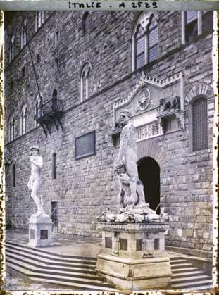 RECORD DATE NOT STATED Florence, Italy Entrance to the Palazzo Vecchio , 1913 - Balkans, Italy - Jean Brunhes and Auguste LÃ on - (September - October 23) (French - ï»¿Florence , Italie EntrÃ e du Palazzo Vecchio). Statue, sculpture, door, rebirth, palace , castle, Art , Habitat , Architecture, Italie, Florence, Autre Vue Piazza della Signoria Copyright: xpiemagsx AKahnlpie020223-15918 !ACHTUNG AUFNAHMEDATUM GESCHÄTZT!