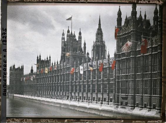 RECORD DATE NOT STATED London, England The Westminster Parliament on the edge of the Thames , 1919 - England - Fernand Cuville - (July 18-23) (French - ï»¿Londres , Angleterre Le parlement de Westminster au bord de la Tamise). River, public civil architecture, commemoration, flag, Habitat , Architecture, First World War, England, London, Parliament (Westminster) Copyright: xpiemagsx AKahnlpie020223-3226 !ACHTUNG AUFNAHMEDATUM GESCHÄTZT!