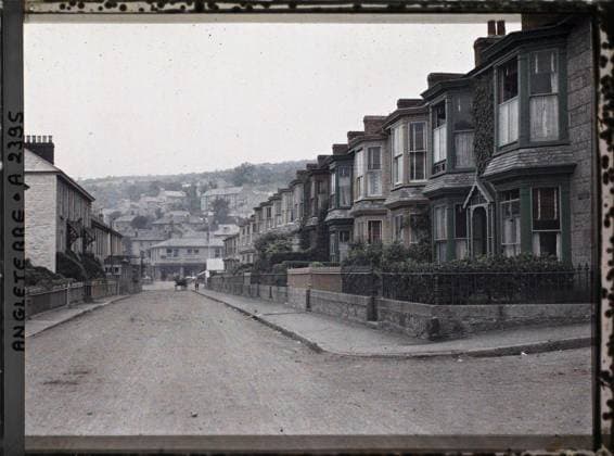 RECORD DATE NOT STATED Newlyn, Cornwall, England New Road, a suburban street along the coast , 1913 - England - Auguste LÃ on - (August 28 - September 3) (French - ï»¿Newlyn , Cornouailles , Angleterre New Road , une rue pavillonnaire longeant la cÃ te). Public civil architecture, housing, street , neighborhood, agglomeration panorama, Habitat , Architecture, England Copyright: xpiemagsx AKahnlpie020223-3350 !ACHTUNG AUFNAHMEDATUM GESCHÄTZT!