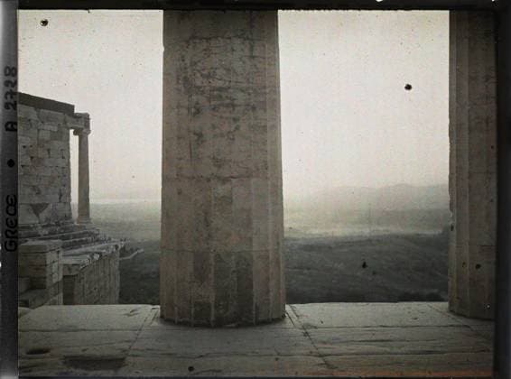 RECORD DATE NOT STATED Athens, Greece on the acropolis, in the foreground, a column of propyls of Mnesicles and at the bottom, the temple of Athena Nike, the surroundings and the sea , 1913 - Balkans, Italy - Jean Brunhes and Auguste LÃ on - (September - October 23) (French - ï»¿Athenes , Grece Sur l Acropole , au premier plan , une colonne de PropylÃ es de Mnesicles et au fond , le Temple d AthÃ na Nike , les environs et la mer). Temple, archaeological vestige, sunset, column, Greco-Roman polytheism, Antiquity, religious architecture, Habitat , Architecture , Religion , Art, Greece, Athens, a column of the propylÃ s, to g. A column of the victory preposted, In the distance, Gulf. Copyright: xpiemagsx AKahnlpie020223-4340 !ACHTUNG AUFNAHMEDATUM GESCHÄTZT!