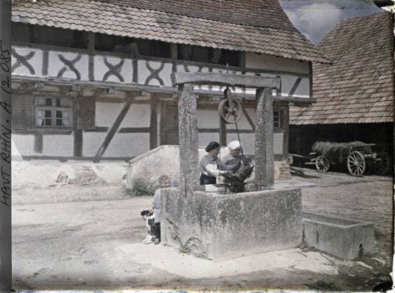 RECORD DATE NOT STATED Ballersdorf , Alsace , France Ballersdorf , 1917 - Alsace - Paul Castelnau (photographic section of the armies) - (June) (French - ï»¿Ballersdorf , Alsace , France Ballersdorf). Woman, dog, well, farm, child, rural life, cart, home, agricultural equipment, front, half -timbered, Human beings, daily life, housing , architecture, First World War, Ballersdorf, Ballersdorf Copyright: xpiemagsx AKahnlpie020223-13473 !ACHTUNG AUFNAHMEDATUM GESCHÄTZT!