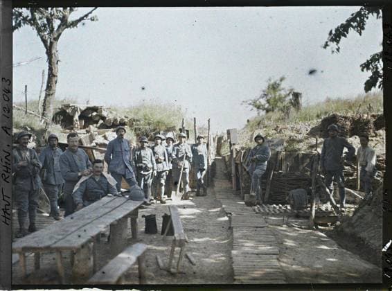 RECORD DATE NOT STATED Hirtzbach, Haut-Rhin, Alsace, first-line trench , 1917 - Alsace - Paul Castelnau (photographic section of the armies) - (June) (French - ï»¿Hirtzbach , Haut-Rhin , Alsace , France TranchÃ e de premiere ligne). Toilet, group portrait, prophylaxis, domestic life, forehead, trenches, hairy, Human beings, health, daily life, First World War, France, Hirtzbach, 1st line trench (Hirtzbach wood Copyright: xpiemagsx AKahnlpie020223-144 !ACHTUNG AUFNAHMEDATUM GESCHÄTZT!