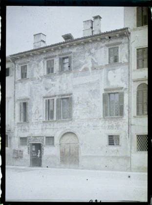 RECORD DATE NOT STATED Verona, Italy facade of an old house with frescoes , 1918 - Italy - Fernand Cuville - (March -August) (French - ï»¿VÃ rone , Italie Facade d une vieille maison avec fresques). Boutique , store, brand, painted decor, home, Economic activity, Habitat , Architecture, Italy, Verona, old house Copyright: xpiemagsx AKahnlpie020223-14678 !ACHTUNG AUFNAHMEDATUM GESCHÄTZT!