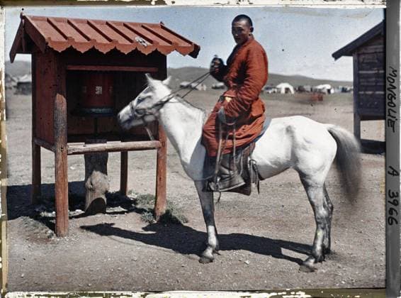 RECORD DATE NOT STATED Ourga, Mongolia a lama on horseback near a prayer mill , 1913 - Mongolia - StÃ phane Passet - (July 6-25) (French - ï»¿Ourga , Mongolie Un lama Ã cheval pres d un moulin Ã prieres). Animal transport, horse, rider, Buddhism, religious habit, real animal, costume, yurt, Buddhism of Tibetan rite, religious practice, exists in high definition, object of worship, prayer mill, religious or votive inscription, EquidÃ , man, Transport, religion, clothing, animal, HD, registration , information, human beings, Ourga, Lama Touring Prayer Moulins Copyright: xpiemagsx AKahnlpie020223-1576 !ACHTUNG AUFNAHMEDATUM GESCHÄTZT!