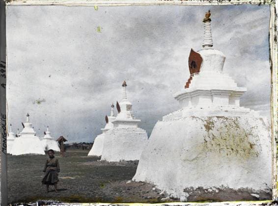 RECORD DATE NOT STATED Ourga, Mongolia A boy near the alignment of stupa located on the edge of the monastic district of Gandan , 1913 - Mongolia - StÃ phane Passet - (July 6-25) (French - ï»¿Ourga , Mongolie Un garconnet pres de l alignement de stupa situÃ en bordure du quartier monastique de Gandan). Buddhism, costume, yurt, Tibetan rite Buddhism, funeral architecture, exists in high definition, child, awning, religious architecture, Religion, clothing, housing , architecture, HD, human beings, Ourga, religious monuments Copyright: xpiemagsx AKahnlpie020223-1597 !ACHTUNG AUFNAHMEDATUM GESCHÄTZT!