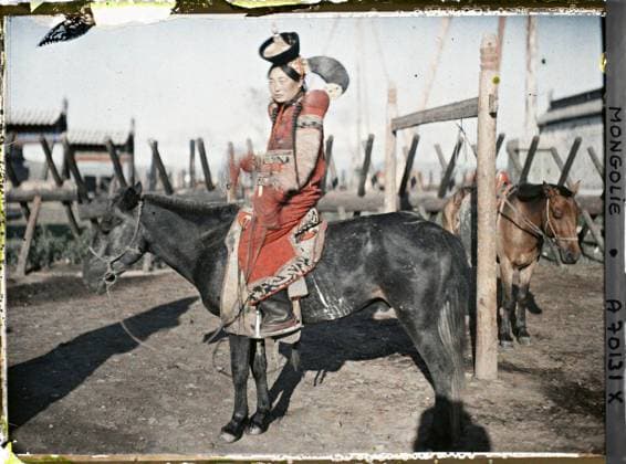 RECORD DATE NOT STATED Ourga, Mongolia young woman from the aristocracy on horseback near a palace or an official building , 1913 - Mongolia - StÃ phane Passet - (July 6-25) (French - ï»¿Ourga , Mongolie Jeune femme de l aristocratie Ã cheval Ã proximitÃ d™un palais ou d™un bÃ¢timent officiel). Horse, rider, woman, personality of the nobility, costume, shadow screen, equidated, hairstyle , headgear, Human beings, personality, clothing Copyright: xpiemagsx AKahnlpie020223-1694 !ACHTUNG AUFNAHMEDATUM GESCHÄTZT!