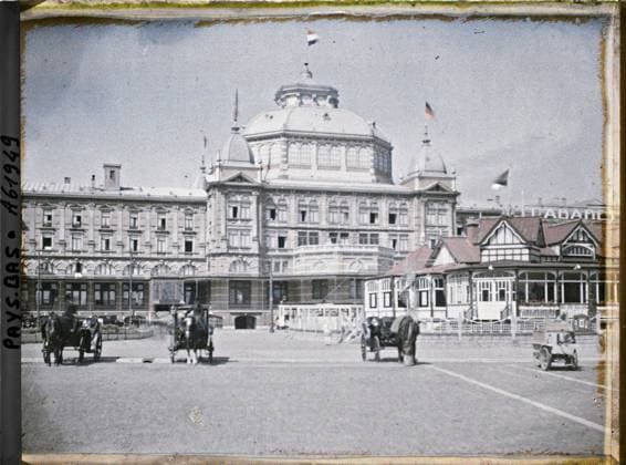 RECORD DATE NOT STATED Schevengue, The Hague, Netherlands Le Kurhaus , 1929 - Netherlands - StÃ phane Passet - (August 17-31) (French - ï»¿Scheveningue , La Haye , Pays-Bas Le Kurhaus). Animal transport, commercial architecture, diplomacy, peace, repairs, street , neighborhood, carriage, place, catering , hotel, flag, Transport, housing , architecture, international relations, First World War, economic activity, Hollande, Scheveningue, Le Kurhaus Copyright: xpiemagsx AKahnlpie020223-17749 !ACHTUNG AUFNAHMEDATUM GESCHÄTZT!