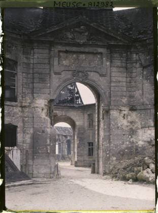 RECORD DATE NOT STATED Verdun , France , 1917 - North of France, Belgium - Paul Castelnau (photographic section of the armies) - (September 1-5) (French - ï»¿Verdun , France). Christianity, administration, ruins, front, bombardment, door, sculpted decor, rubble, Religion, Society, First World War, Verdun, bishopric, the entrance Copyright: xpiemagsx AKahnlpie020223-21102 !ACHTUNG AUFNAHMEDATUM GESCHÄTZT!