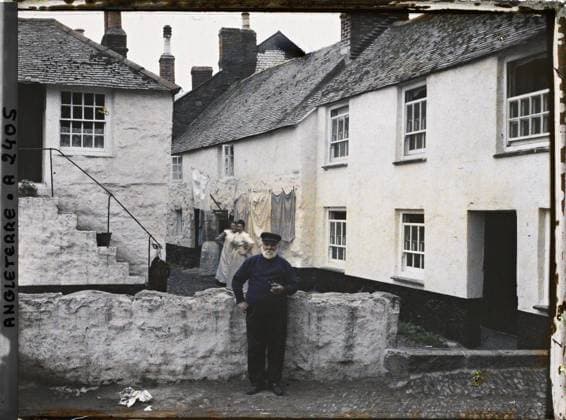 RECORD DATE NOT STATED Cornwall, England a smoking fisherman the pipe posing in front of dwellings , 1913 - England - Auguste LÃ on - (August 28 - September 3) (French - ï»¿Cornouailles , Angleterre Un pÃªcheur fumant la pipe posant devant des habitations). Woman, costume, exists in high definition, shipwrecked image, rural life, pipe, dwelling, laundry, hairstyle , headgear, man, Human beings, clothing, HD, daily life, habitat , architecture, England Copyright: xpiemagsx AKahnlpie020223-3082 !ACHTUNG AUFNAHMEDATUM GESCHÄTZT!
