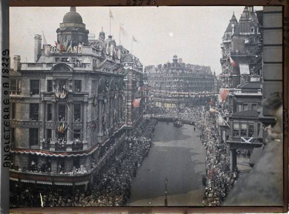 RECORD DATE NOT STATED London, England paraded from allied troops in the British capital , 1919 - England - Fernand Cuville - (July 18-23) (French - ï»¿Londres , Angleterre DÃ filÃ des troupes alliÃ es dans la capitale britannique). Political celebration, military parade, crowd, commemoration, peace, street , neighborhood, flag, army, Festival, First World War, Habitat , Architecture, Society, England, London, Panorama s, kmgdsbridge Street during the Allied troop parade Copyright: xpiemagsx AKahnlpie020223-3166 !ACHTUNG AUFNAHMEDATUM GESCHÄTZT!