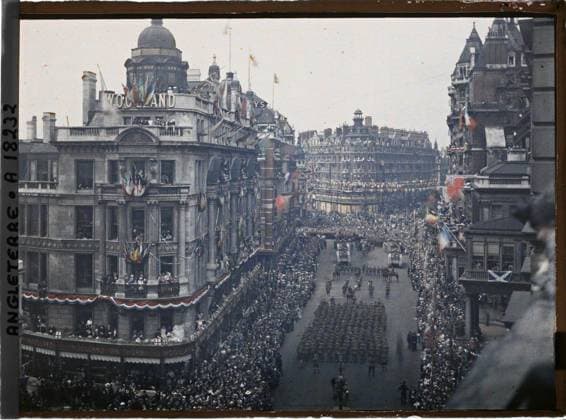 RECORD DATE NOT STATED London, England paraded from allied troops in the British capital , 1919 - England - Fernand Cuville - (July 18-23) (French - ï»¿Londres , Angleterre DÃ filÃ des troupes alliÃ es dans la capitale britannique). Political celebration, military parade, car transport, crowd, commemoration, tank, peace, street , neighborhood, weapon, allies, flag, army, Party, transport, First World War, Housing , Architecture, International Relations, Society, England, London, at the bottom of the course we see six tanks Copyright: xpiemagsx AKahnlpie020223-3169 !ACHTUNG AUFNAHMEDATUM GESCHÄTZT!