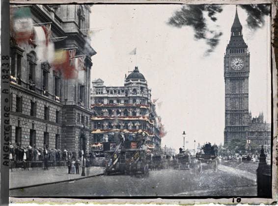 RECORD DATE NOT STATED London, England passage from the parade of troops allied to the crossing between Parliament Street and Bridge Street. On the right, the Westminster Palace clock tower , 1919 - England - Fernand Cuville - (July 18-23) (French - ï»¿Londres , Angleterre Passage du dÃ filÃ des troupes alliÃ es au croisement entre Parliament Street et Bridge Street. A droite , la tour de l Horloge du Palais de Westminster). Animal transport, military parade, car transport, tower, crowd, clock, exists in high definition, public civil architecture, street , neighborhood, bus, flag, army, Transport, HD, Housing , Architecture, Company, England, London, at the angle of the Whitehall during the parade, on the left we see the Tower of Parliament (Westminster) Copyright: xpiemagsx AKahnlpie020223-3173 !ACHTUNG AUFNAHMEDATUM GESCHÄTZT!