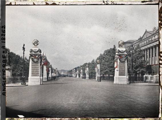 RECORD DATE NOT STATED London, England The Mall decorated with several monuments commemorating the end of the First World War. Basically, Buckingham Palace , 1919 - England - Fernand Cuville - (July 18-23) (French - ï»¿Londres , Angleterre The Mall dÃ corÃ de plusieurs monuments commÃ morant la fin de la Premiere Guerre Mondiale. Au fond , Buckingham Palace). Public civil architecture, commemorative inscription, commemoration, street , neighborhood, flag, palace , castle, Habitat , architecture, registration , information, First World War, England, London, the Mall (overview) Copyright: xpiemagsx AKahnlpie020223-3199 !ACHTUNG AUFNAHMEDATUM GESCHÄTZT!