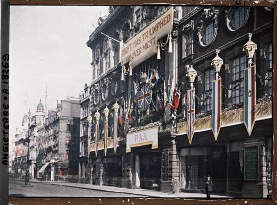 RECORD DATE NOT STATED London, England The Waring & Gillow store decorated on Oxford Street on the occasion of the commemoration of the First World War , 1919 - England - Fernand Cuville - (July 18-23) (French - ï»¿Londres , Angleterre La boutique Waring & Gillow dÃ corÃ e sur Oxford street Ã l occasion de la commÃ moration de la Premiere Guerre Mondiale). Floor , Reverbera, shop , store, commemorative registration, commemoration, street , neighborhood, flag, Economic activity, registration , information, First World War, Habitat , Architecture, England, London, Oxford Street: Waringd house Copyright: xpiemagsx AKahnlpie020223-3205 !ACHTUNG AUFNAHMEDATUM GESCHÄTZT!