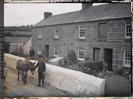 RECORD DATE NOT STATED Cornwall, England a child and a donkey near a house , 1913 - England - Auguste LÃ on - (August 28 - September 3) (French - ï»¿Cornouailles , Angleterre Un enfant et un Ã¢ne pres d une maison). Real animal, shipwrecked image, child, rural life, rural architecture, flower, ane, Animal, human beings, daily life, habitat , architecture, England Copyright: xpiemagsx AKahnlpie020223-3298 !ACHTUNG AUFNAHMEDATUM GESCHÄTZT!