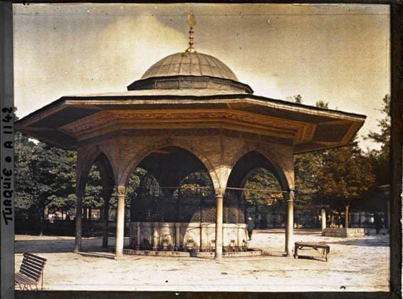 RECORD DATE NOT STATED Constantinople (current Istanbul), Turkey Fontaine at the ablutions of Aya Sophia Camii ( Sainte-Sophie Mosque ) , 1912 - Turkey - StÃ phane Passet - (September) (French - ï»¿Constantinople ( actuelle Istanbul ) , Turquie Fontaine aux ablutions de la Aya Sophia Camii ( Â«mosquÃ e Sainte-SophieÂ» )). Ablution, Islam, fountain, mosque, religious architecture, Religion , Habitat , Architecture, Turkey, Constantinople, fountain with the ablutions of Ste Sophie Copyright: xpiemagsx AKahnlpie020223-4956 !ACHTUNG AUFNAHMEDATUM GESCHÄTZT!