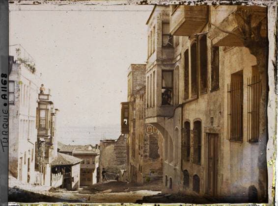 RECORD DATE NOT STATED Constantinople (current Istanbul), a slope street bordered by small stone buildings , 1912 - Turkey - StÃ phane Passet - (September) (French - ï»¿Constantinople ( actuelle Istanbul ) , Turquie Rue en pente bordÃ e de petits immeubles de pierre). Housing, rue , Quartier, Habitat , Architecture, Turkey, Stamboul, a street Copyright: xpiemagsx AKahnlpie020223-5001 !ACHTUNG AUFNAHMEDATUM GESCHÄTZT!
