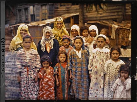 RECORD DATE NOT STATED Constantinople (current Istanbul), Turkey Group of Armenian women and girls , 1912 - Turkey - StÃ phane Passet - (September) (French - ï»¿Constantinople ( actuelle Istanbul ) , Turquie Groupe de femmes et de fillettes armÃ niennes). Woman, costume, ethnic minority, Christianity, exists in high definition, child, group portrait, hairstyle , headgear, Human beings, clothing, society, religion, HD, Turkey, Constantinople, group of American Jews Copyright: xpiemagsx AKahnlpie020223-5019 !ACHTUNG AUFNAHMEDATUM GESCHÄTZT!