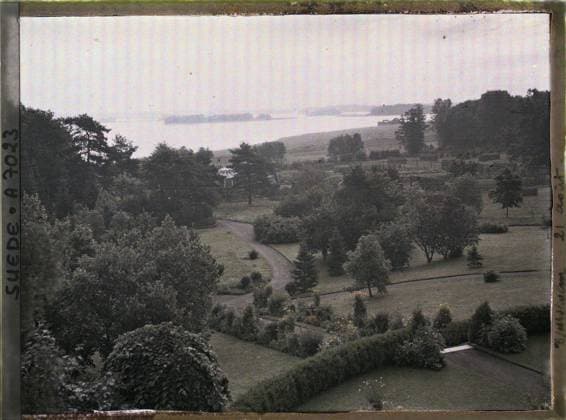 RECORD DATE NOT STATED Djürsholm, Sweden a garden, seen from Villa Palme , 1910 - Voyage of Albert Kahn and Auguste LÃ on in Scandinavia - (August 9 - September 14) (French - ï»¿Djürsholm , Suede Un jardin , vue depuis la villa Palme). Lake , pond, hydrography, park , garden, vegetation , botany, Nature , Environment, Habitat , Architecture, Djursholm - 21 AoÃ»t Satsjobaden Copyright: xpiemagsx AKahnlpie020223-5244 !ACHTUNG AUFNAHMEDATUM GESCHÄTZT!
