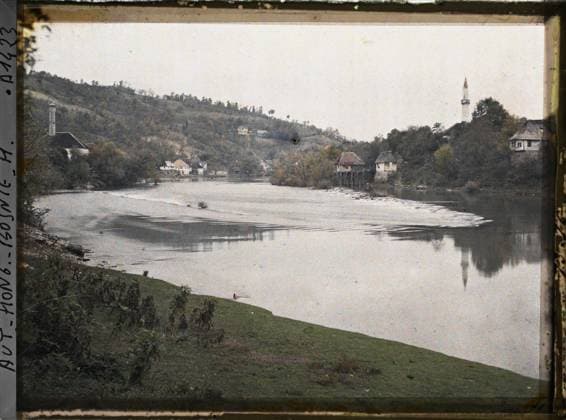 RECORD DATE NOT STATED Surroundings of Banja Luka, Bosnia and Herzegovina at the exit of Grd Scher Gornji Å eher , the Vrbas and a house on stilts, two minarets , 1912 - Balkans, Italy - Jean Brunhes and Auguste LÃ on - (October 13 - 27) (French - ï»¿Environs de Banja Luka , Bosnie-HerzÃ govine A la sortie de Grd Scher Gornji Å eher , le Vrbas et une maison sur pilotis , deux minarets). Valley, Islam, river, minaret, hydrography, agglomeration panorama, Religion, nature , environment, housing , architecture, Bosnia, Banjaluka, at the exit of Grd Scher, the Vrbas and a house on stilts 2 minarets Copyright: xpiemagsx AKahnlpie020223-6273 !ACHTUNG AUFNAHMEDATUM GESCHÄTZT!