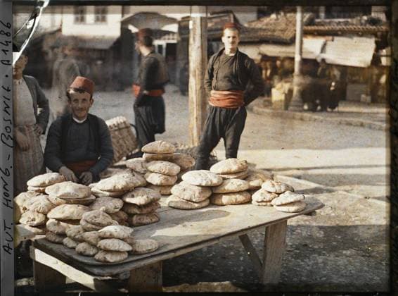 RECORD DATE NOT STATED Sarajevo, Bosnia and Herzegovina Bread Merchants on the market , 1912 - Balkans, Italy - Jean Brunhes and Auguste LÃ on - (October 13 - 27) (French - ï»¿Sarajevo , Bosnie-HerzÃ govine Marchands de pain au marchÃ ). Market , fair, food, hairstyle , headgear, window , display, men, Economic activity, daily life, human beings, Bosnia, Sarajevo, market bread merchants Copyright: xpiemagsx AKahnlpie020223-6329 !ACHTUNG AUFNAHMEDATUM GESCHÄTZT!