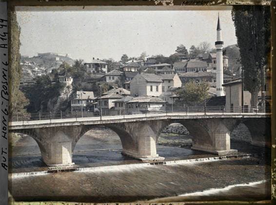 RECORD DATE NOT STATED Sarajevo, Bosnia and Herzegovina Le Pont , 1912 - Balkans, Italy - Jean Brunhes and Auguste LÃ on - (October 13 - 27) (French - ï»¿Sarajevo , Bosnie-HerzÃ govine Le pont). Civil engineering, Islam, river, minaret, housing, street , neighborhood, bridge, religious architecture, Habitat , Architecture , Religion, Bosnia, Sarajevo, the bridge Copyright: xpiemagsx AKahnlpie020223-6342 !ACHTUNG AUFNAHMEDATUM GESCHÄTZT!