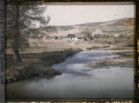 RECORD DATE NOT STATED Surroundings of Sarajevo, Bosnia and Herzegovina on the road to Llidze IlidÅ¾a The river in the foreground and the heights of the left bank , 1912 - Balkans, Italy - Jean Brunhes and Auguste LÃ on - (October 13 - 27) (French - ï»¿Environs de Sarajevo , Bosnie-HerzÃ govine Sur la route d llidze IlidÅ¾a la riviere au premier plan et les hauteurs de la rive gauche). Landscape, agriculture , breeding, river, field, hydrography, agglomeration panorama, Nature , Environment, Economic Activity, Habitat , Architecture, Bosnia, Sarajevo, on the road to Illidze, the river in the 1st plan and the heights of the left bank Copyright: xpiemagsx AKahnlpie020223-6346 !ACHTUNG AUFNAHMEDATUM GESCHÄTZT!