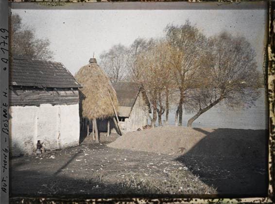 RECORD DATE NOT STATED Brod, Bosnia and Herzegovina Straw Stetting , 1912 - Balkans, Italy - Jean Brunhes and Auguste LÃ on - (October 13 - 27) (French - ï»¿Brod , Bosnie-HerzÃ govine Meule de paille perchÃ e). Agriculture , breeding, hay, river, rural architecture, housing, Economic activity, Habitat , Architecture, Bosnia, Bosna-Brod, the perched straw wheel Copyright: xpiemagsx AKahnlpie020223-6440 !ACHTUNG AUFNAHMEDATUM GESCHÄTZT!