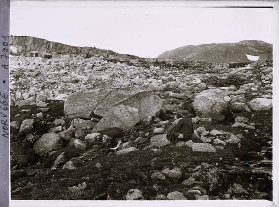RECORD DATE NOT STATED FIND, NORDÃˆGE The help of Wilse seated in the scree near the glacier , 1910 - Voyage of Albert Kahn and Auguste LÃ on in Scandinavia - (August 9 - September 14) (French - ï»¿Finse , Norvege L aide de Wilse assis dans les Ã boulis pres du glacier). Landscape, mont , mountain, ice , glacier, man, Nature , Environment, human beings, Norway, fine Copyright: xpiemagsx AKahnlpie020223-975 !ACHTUNG AUFNAHMEDATUM GESCHÄTZT!