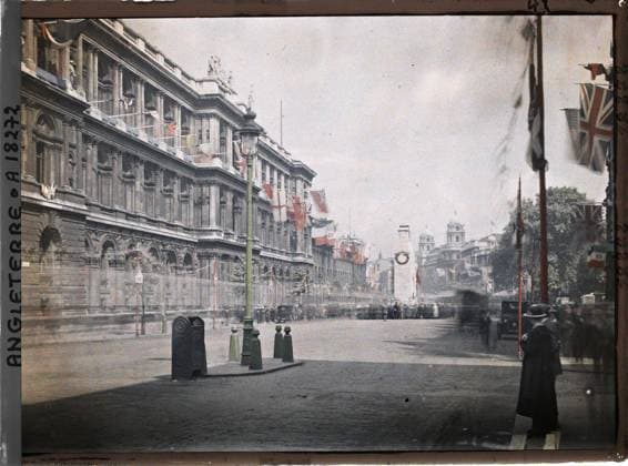 RECORD DATE NOT STATED London, England the cenotaph on Whitehall , 1919 - England - Fernand Cuville - (July 18-23) (French - ï»¿Londres , Angleterre Le cÃ notaphe sur Whitehall). Floor , Reverbera, car transport, car, funeral architecture, public civil architecture, commemoration, street , neighborhood, flag, Transport, Housing , Architecture, First World War, England, London, Whitehall, in the middle the cenotaph Copyright: xpiemagsx AKahnlpie020223-3207 !ACHTUNG AUFNAHMEDATUM GESCHÄTZT!
