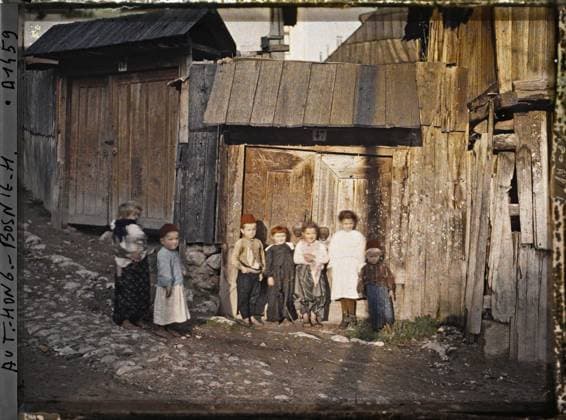 RECORD DATE NOT STATED Jajce, Bosnia-Herzegovina Children s group all Turks except the one that is dressed in white , 1912 - Balkans, Italy - Jean Brunhes and Auguste LÃ on - (October 13 - 27) (French - ï»¿Jajce , Bosnie-HerzÃ govine Groupe d enfants tous turcs sauf celle qui est habillÃ e en blanc). Child, group portrait, street , neighborhood, door, hairstyle , headgear, Human beings, Habitat , Architecture, Bosnia, Jajce, group of kids all Turks except the one that is dressed in white Copyright: xpiemagsx AKahnlpie020223-6307 !ACHTUNG AUFNAHMEDATUM GESCHÄTZT!