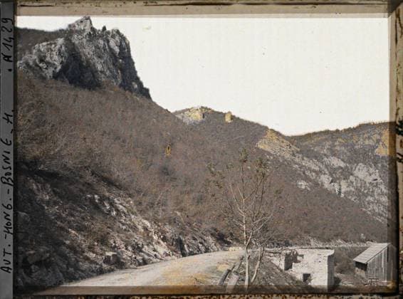 RECORD DATE NOT STATED Surroundings of Banja Luka, Bosnia and Herzegovina The same Gorge Vrbas Gorge before Krupa View of upstream , 1912 - Balkans, Italy - Jean Brunhes and Auguste LÃ on - (October 13 - 27) (French - ï»¿Environs de Banja Luka , Bosnie-HerzÃ govine La mÃªme gorge gorge du Vrbas avant Krupa vue de l amont). Landscape, Mont , Mountain, Road, Gorge, Nature , Environment, Bosnia, Banja Luka, the same throat seen from upstream Copyright: xpiemagsx AKahnlpie020223-6277 !ACHTUNG AUFNAHMEDATUM GESCHÄTZT!