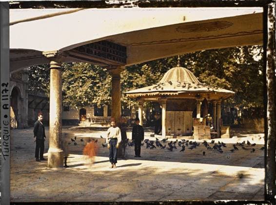 RECORD DATE NOT STATED Constantinople (current Istanbul), Turkey La Fontaine in ablutions (Sadirvan) in the exterior courtyard of the Eyüp Sultan Camii, Grande Mosque of Eyüp , 1912 - Turkey - StÃ phane Passet - (September) (French - ï»¿Constantinople ( actuelle Istanbul ) , Turquie La fontaine aux ablutions ( sadirvan ) dans la cour extÃ rieure de l Eyüp Sultan Camii , Grande MosquÃ e d Eyüp). Ablution, Islam, child, fountain, mosque, religious architecture, Religion, human beings, habitat , architecture, Turkey, Eyoub, fountain of the Grande Mosque Copyright: xpiemagsx AKahnlpie020223-5034 !ACHTUNG AUFNAHMEDATUM GESCHÄTZT!