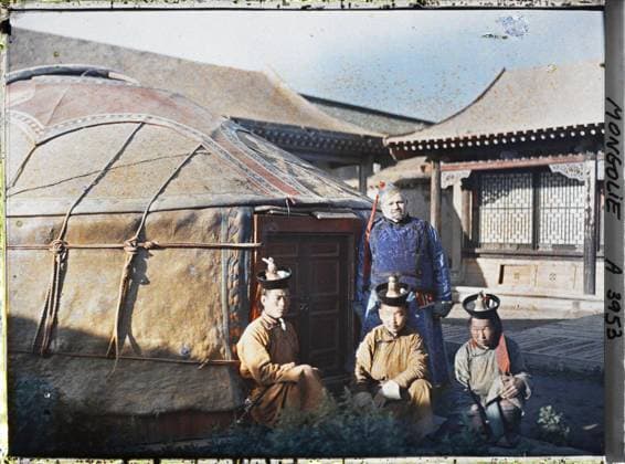 RECORD DATE NOT STATED Ourga, Mongolia A Western dressed as a Mongolian dignitary with civil servants from the Bogd Khan Court , 1913 - Mongolia - StÃ phane Passet - (July 6-25) (French - ï»¿Ourga , Mongolie Un occidental vÃªtu comme un dignitaire mongol en compagnie de fonctionnaires de la cour du Bogd Khan). Personality of the nobility, military personality, costume, foreign presence, yurt, minister, exists in high definition, public public architecture, civil servant, palace , castle, man, army, Personality, clothing, international relations, HD, housing , architecture, human beings, society, Sunset Copyright: xpiemagsx AKahnlpie020223-1564 !ACHTUNG AUFNAHMEDATUM GESCHÄTZT!