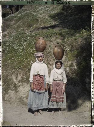 RECORD DATE NOT STATED Corfu, Greece Two corfootes women carrying the jug , 1913 - Balkans, Italy - Jean Brunhes and Auguste LÃ on - (September - October 23) (French - ï»¿Corfou , Grece Deux femmes Corfiotes portant la cruche). Woman, portrait, work clothing, domestic object, domestic life, Human beings, clothing, daily life, Greece, Corfu, two corfootes wearing the jug Copyright: xpiemagsx AKahnlpie020223-2859 !ACHTUNG AUFNAHMEDATUM GESCHÄTZT!