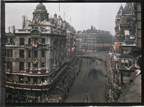 RECORD DATE NOT STATED London, England paraded from allied troops in the British capital , 1919 - England - Fernand Cuville - (July 18-23) (French - ï»¿Londres , Angleterre DÃ filÃ des troupes alliÃ es dans la capitale britannique). Political celebration, military parade, crowd, commemoration, peace, street , neighborhood, flag, army, Festival, First World War, Habitat , Architecture, Society, England, London, at the bottom of the course we see six tanks Copyright: xpiemagsx AKahnlpie020223-3172 !ACHTUNG AUFNAHMEDATUM GESCHÄTZT!