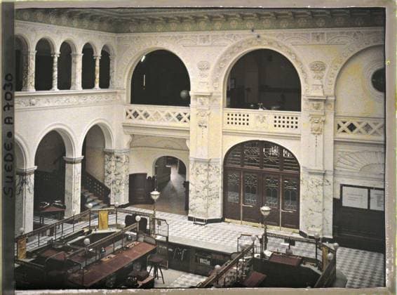 RECORD DATE NOT STATED Stockholm, Sweden Hall of Reception and Guiches of the Sweden Bank , 1910 - Voyage of Albert Kahn and Auguste LÃ on in Scandinavia - (August 9 - September 14) (French - ï»¿Stockholm , Suede Hall d accueil et guichets de la Banque de Suede). Interior view, sculpture, public civil architecture, banking , finance, furniture, lamp, arc , arcade , arceau, man, Habitat , architecture, art, economic activity, human beings, Sweden, Stockholm, Palme Bank in Stockholm Copyright: xpiemagsx AKahnlpie020223-5255 !ACHTUNG AUFNAHMEDATUM GESCHÄTZT!