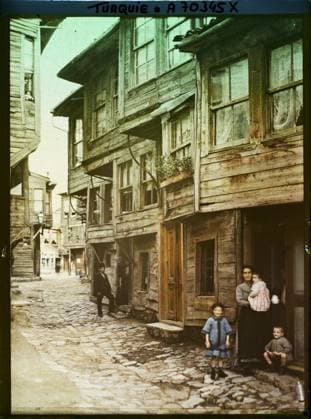 RECORD DATE NOT STATED Constantinople (current Istanbul), Turkey Woman and Children in a Jewish district , 1912 - Turkey - StÃ phane Passet - (September) (French - ï»¿Constantinople ( actuelle Istanbul ) , Turquie Femme et enfants dans un quartier juif). Woman, Judaism, child, home, street , neighborhood, man, Human beings, religion, housing , architecture Copyright: xpiemagsx AKahnlpie020223-18812 !ACHTUNG AUFNAHMEDATUM GESCHÄTZT!