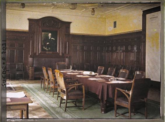RECORD DATE NOT STATED Stockholm, Sweden The meeting room of the Sweden Bank , 1910 - Voyage of Albert Kahn and Auguste LÃ on in Scandinavia - (August 9 - September 14) (French - ï»¿Stockholm , Suede La salle de rÃ union de la Banque de Suede). Interior view, public civil architecture, painting, banking , finance, furniture, lamp, stucco, man, Habitat , architecture, art, economic activity, human beings, Sweden, Stockholm, Palme Bank in Stockholm Copyright: xpiemagsx AKahnlpie020223-5259 !ACHTUNG AUFNAHMEDATUM GESCHÄTZT!