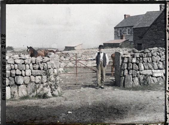 RECORD DATE NOT STATED Cornwall, England farmer in front of his horses and his house , 1913 - England - Auguste LÃ on - (August 28 - September 3) (French - ï»¿Cornouailles , Angleterre Agriculteur devant ses chevaux et sa maison). Horse, real animal, costume, agriculture , breeding, shipwrecked image, rural architecture, man, Animal, clothing, economic activity, housing , architecture, human beings, England Copyright: xpiemagsx AKahnlpie020223-3092 !ACHTUNG AUFNAHMEDATUM GESCHÄTZT!