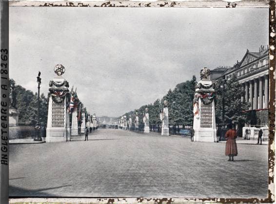 RECORD DATE NOT STATED London, England The Mall decorated with monuments commemorating the end of the First World War , 1919 - England - Fernand Cuville - (July 18-23) (French - ï»¿Londres , Angleterre The Mall dÃ corÃ de monuments commÃ morant la fin de la Premiere Guerre Mondiale). Public civil architecture, commemorative inscription, commemoration, street , neighborhood, flag, palace , castle, Habitat , architecture, registration , information, First World War, England, London, the Mall seen from another point Copyright: xpiemagsx AKahnlpie020223-3197 !ACHTUNG AUFNAHMEDATUM GESCHÄTZT!