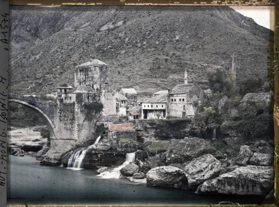RECORD DATE NOT STATED Mostar, Bosnia and Herzegovina the old town , 1912 - Balkans, Italy - Jean Brunhes and Auguste LÃ on - (October 13 - 27) (French - ï»¿Mostar , Bosnie-HerzÃ govine La vieille ville). River, civil engineering, hydrography, fortified architecture, Middle Ages, agglomeration panorama, bridge, Habitat , architecture, nature , environment, art, Bosnia, Mostar, the old town Copyright: xpiemagsx AKahnlpie020223-6402 !ACHTUNG AUFNAHMEDATUM GESCHÄTZT!